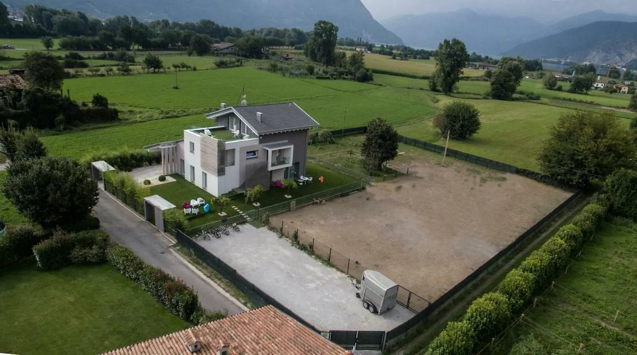 Art B&B Design Costa Volpino Bed & Breakfast